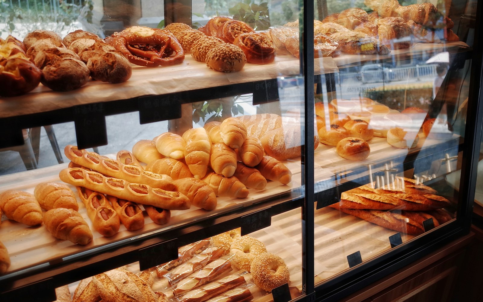 Vitrine da padaria com pães e doces frescos